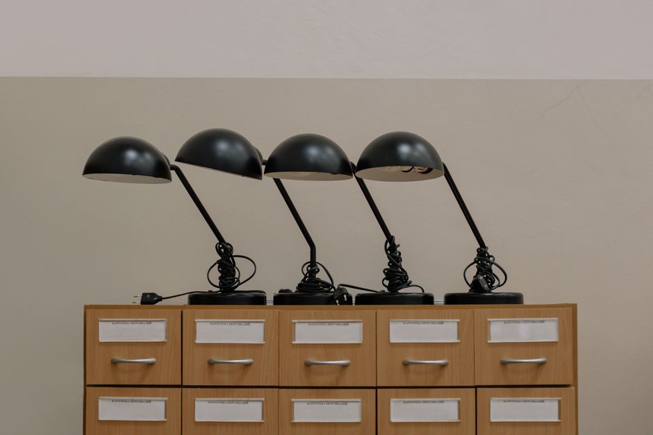 Moderne Tisch- und Stehlampen in einem stilvollen Wohnzimmer, die das Ambiente perfekt ergänzen.